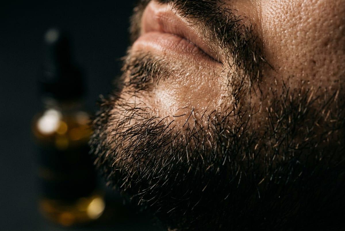 Крупный план мужской кожи с короткими жёсткими волосками, выходящими из фолликулов